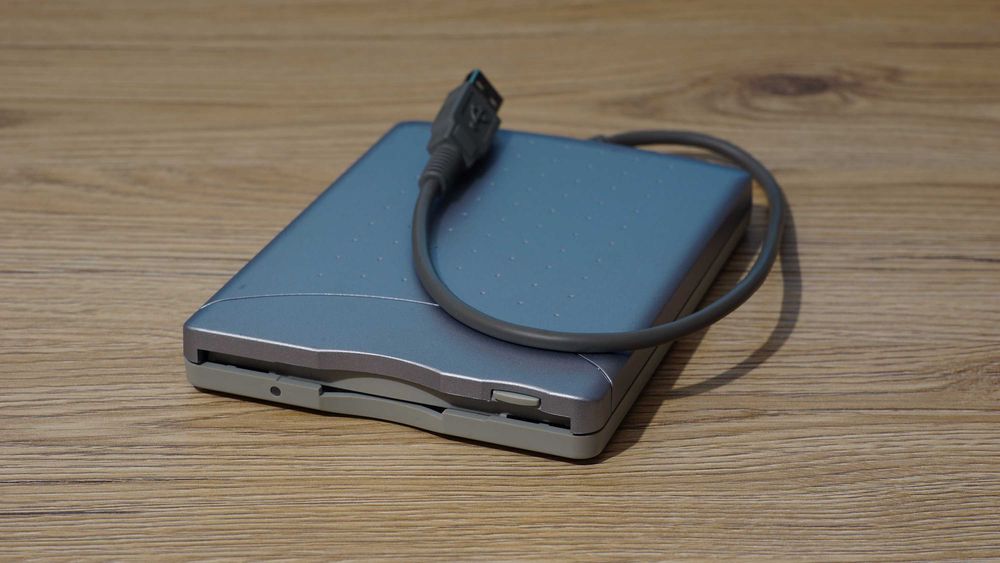 Unitate floppy 1.44MB externa Fujitsu FPCFDD12 conectare pe USB