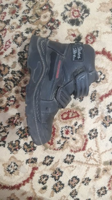 Продам ботинки на осень на мальчика