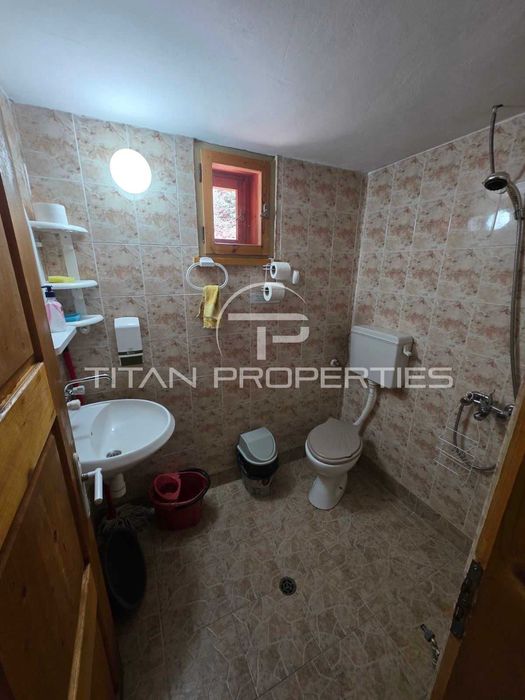 Двуетажна обзаведена къща с два гаража в Цигов чарк