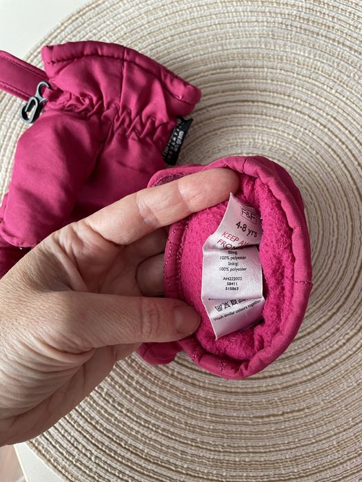 Pantaloni de schi călduroși pentru o fată de 8–9 ani + mănuși călduroase