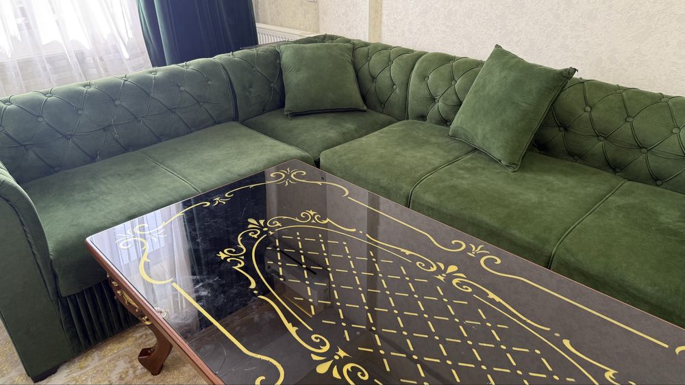 Мягкая мебель и стол и тюли