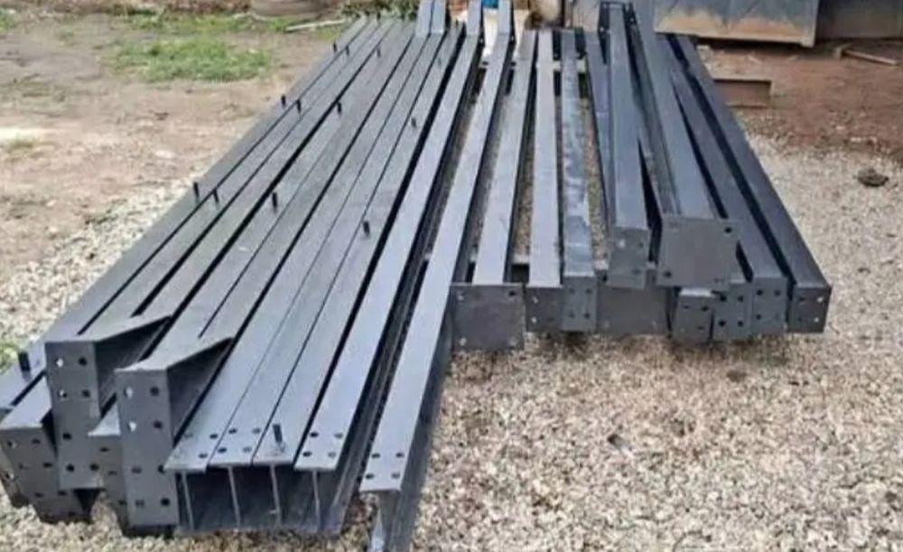 vând structură metalică cinci ferme 10 stâlpi structura are 10 cu 20 d