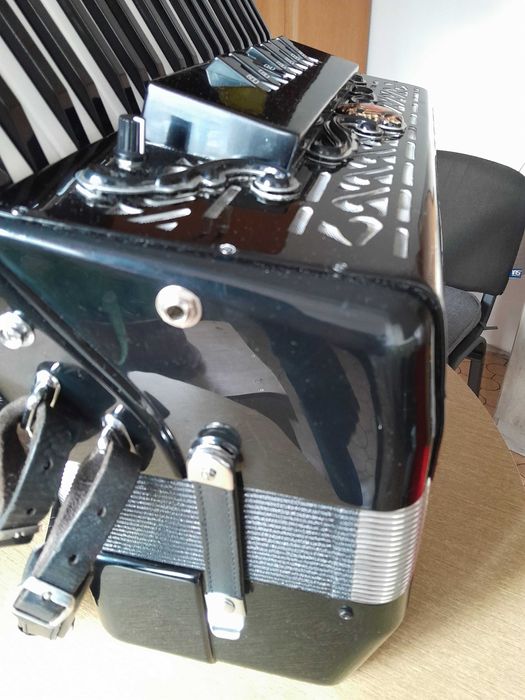 Продавам акордеон Scandalli 120 баса.