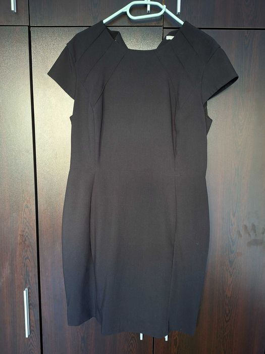 Вталена черна рокля