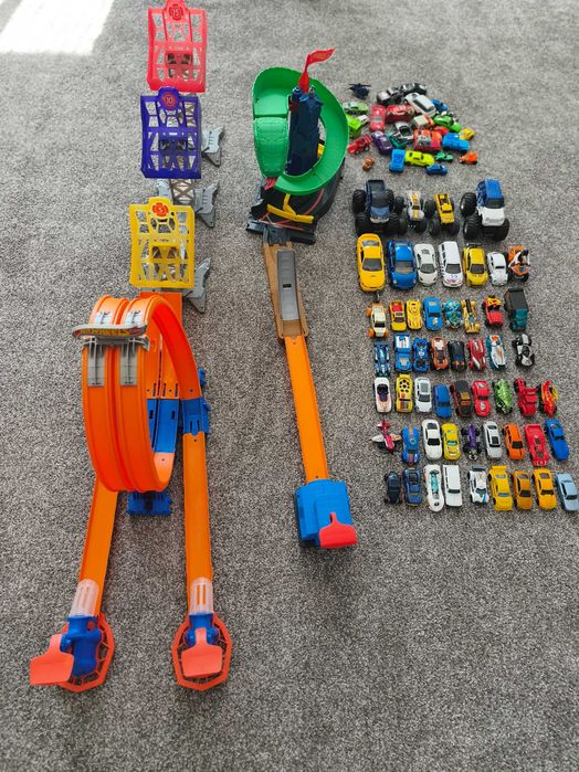 Hot Wheels лот: 2 писти (Cobra + Vertical Launch) + 40+ колички и Monster Trucks