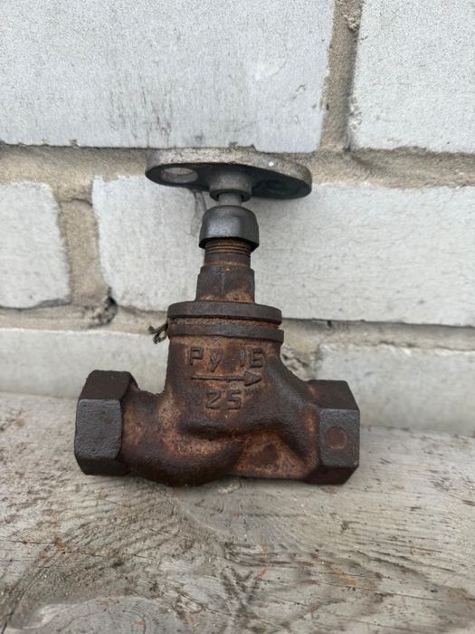Чугунный кран на 25