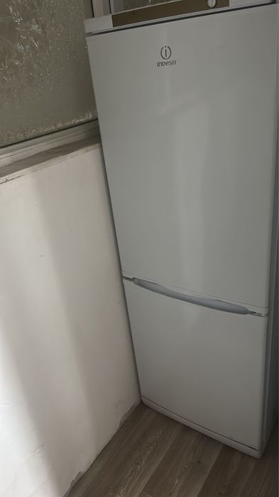 Продам на запчасти 2 холодильника