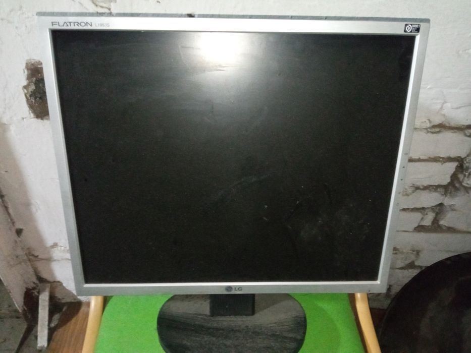 Продаю мониторы б/у