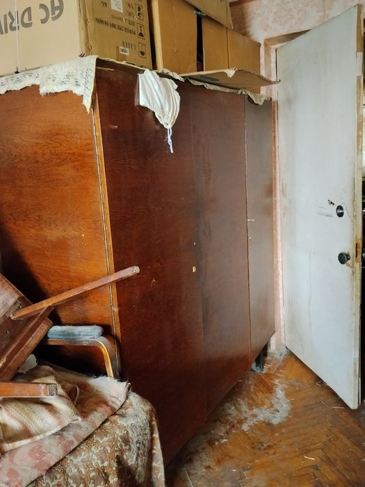Продаётся полированный шифоньер.