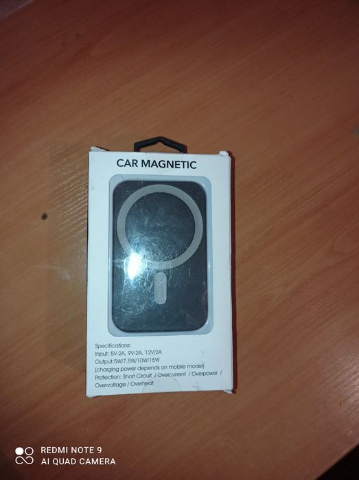 Moshinada telefonini zaryadlash uchun magnit zaryadchij