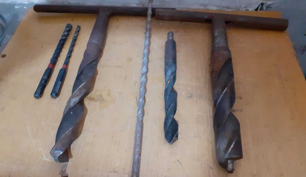 Инструменти - ключове, бургии, триони и длета