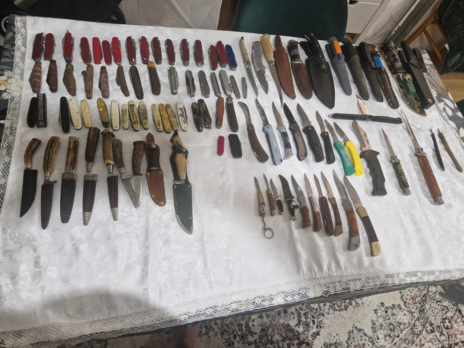 Cutite si bricege de vânzare