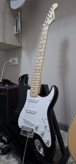 Продаётся гитара Squier Fender Stratocaster Affinity (черно-белая)