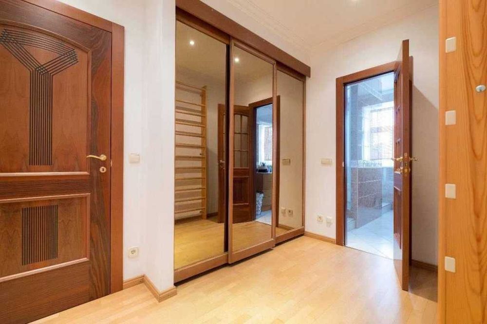 Дава се под наем Двустаен апартамент в София, Център - 55 кв.м за 418.2 € - Снимка #1