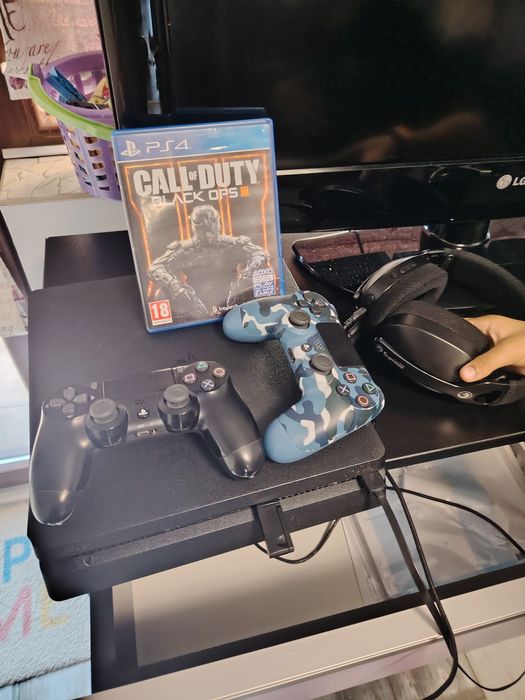 PlayStation 4 с два джойстика и слушалки