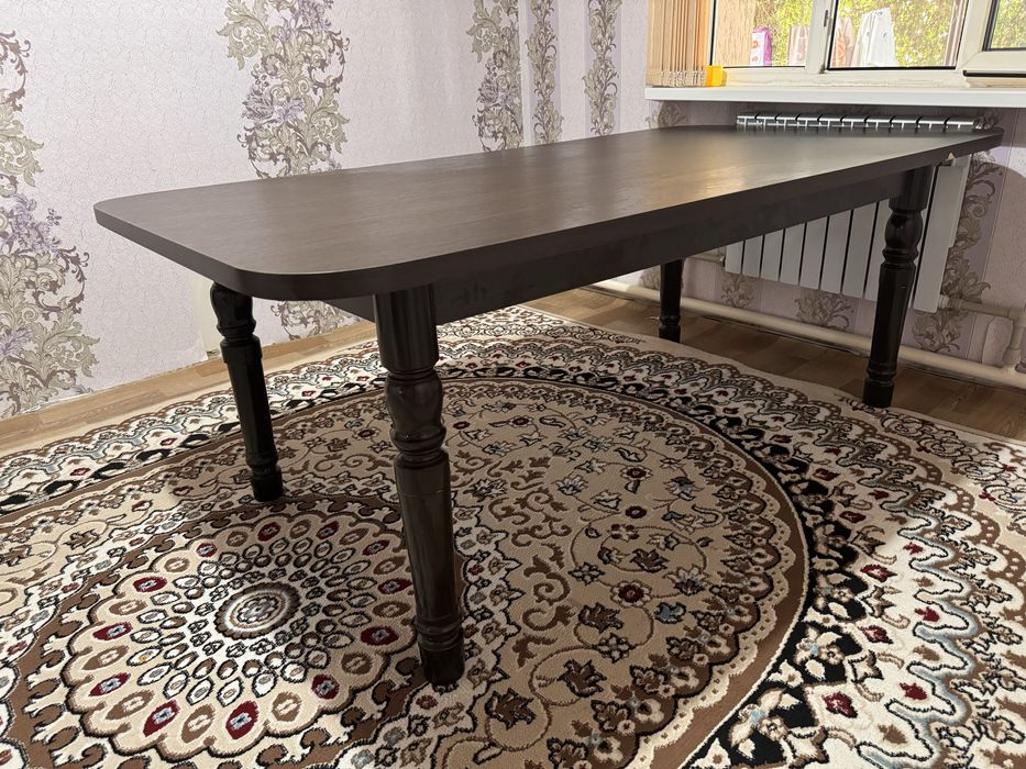 Стол гостевой/обеденный