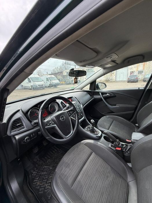 Vând opel astra j stare bună