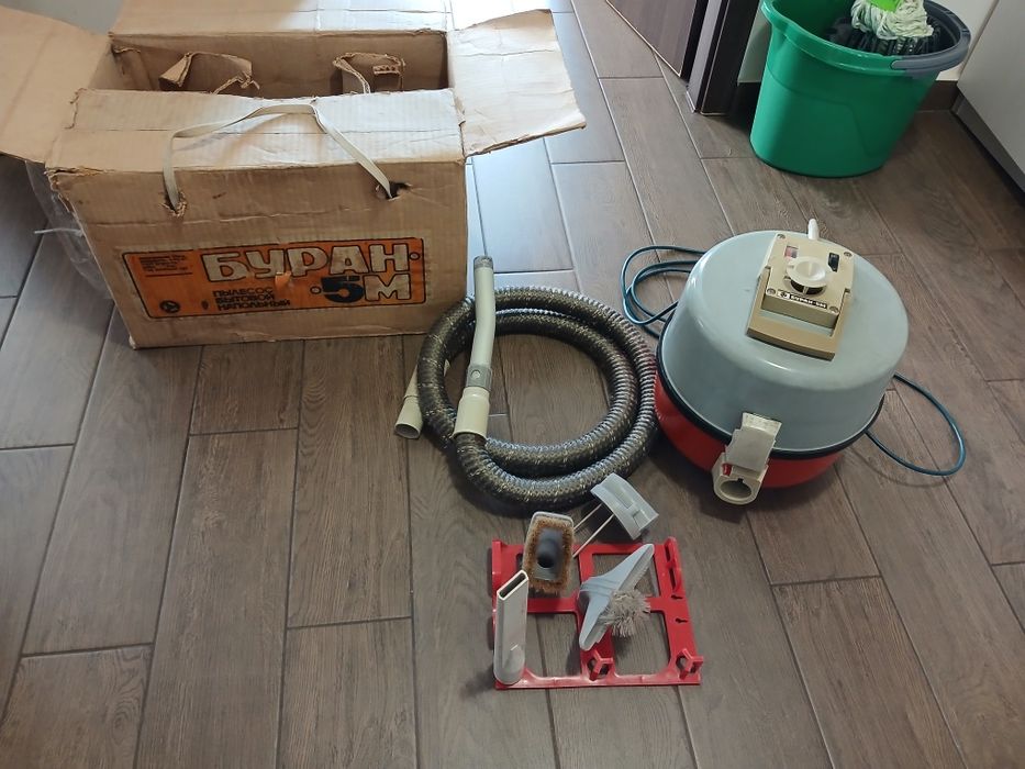 Aspirator sovietic Buran 5M funcțional 
Text:
Vând aspirato