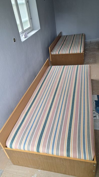 Продавам две ъглови легла