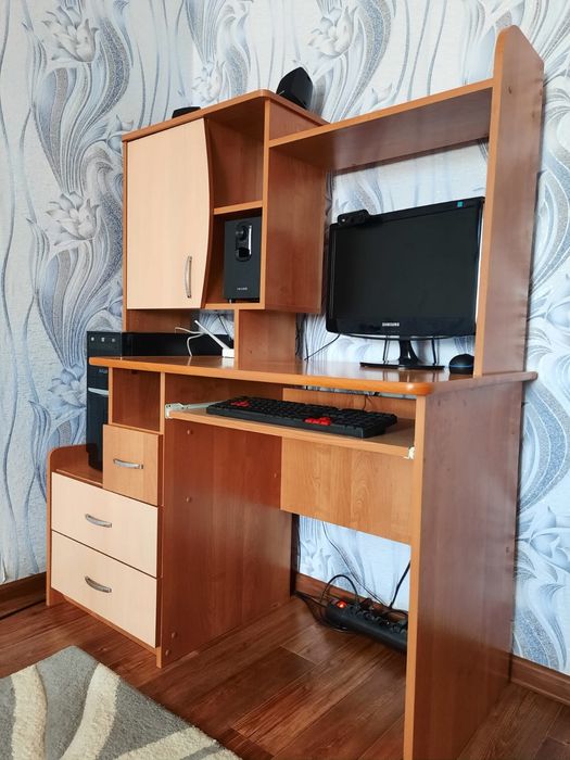 Продам компьютерный стол.