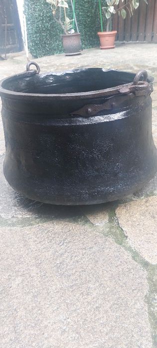 Продавам античен меден казан.