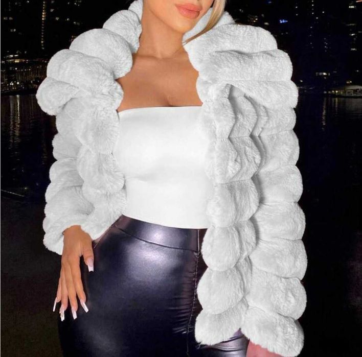 Бяло зимно палто