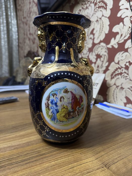 Фарфоровая ваза