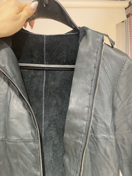 Синьо дамско кожено яке с качулка – модерна къса кройка