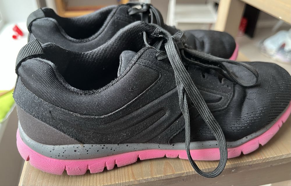 Кроссовки женские, б/у