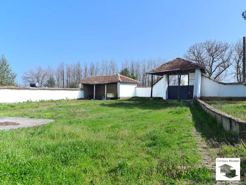116218 Двуетажна къща с равен двор и стопански постройки в с. Ресен