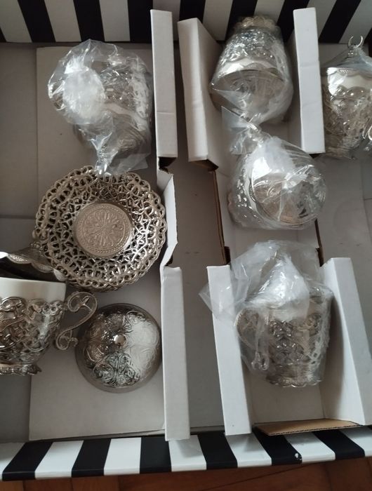 Set ceai turcesc format din șase cesti cu farfurioara, este un produs