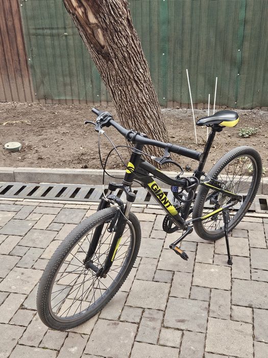 Велосипед Giant чёрный-салатовый