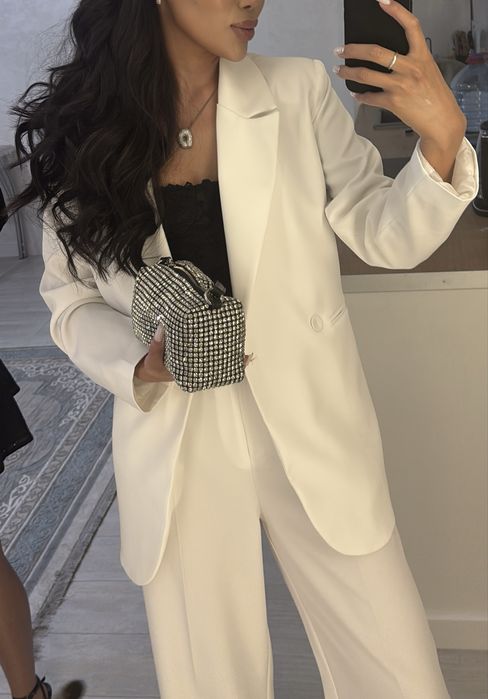 Костюм и брюки белого цвета