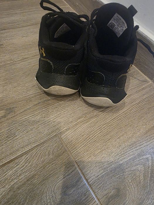 Adidasi under armour