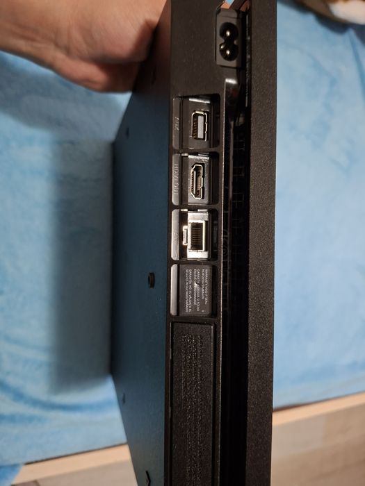 Pachet Complet PS4 Slim (Stare Perfectă) + 3 Manete Originale + 7 Jocuri (FC 25, Lego, Injustice)