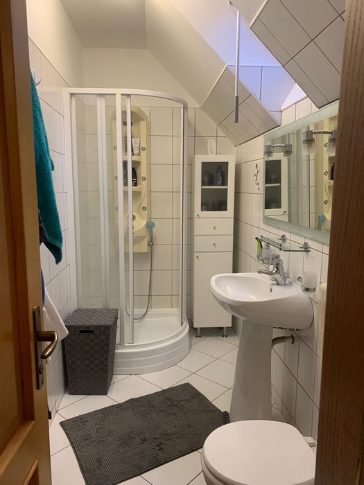 Se inchiriaza casa  cu 3 dormitoare, 3 bai, living mare  str Muntenia