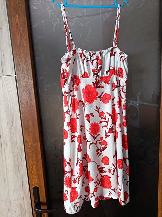 Rochie mărimea M dar recomand pentru mărimea S.