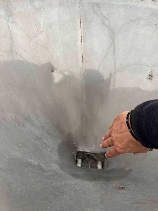 Голям кръгъл бункер, част от машина с два шнека отдолу