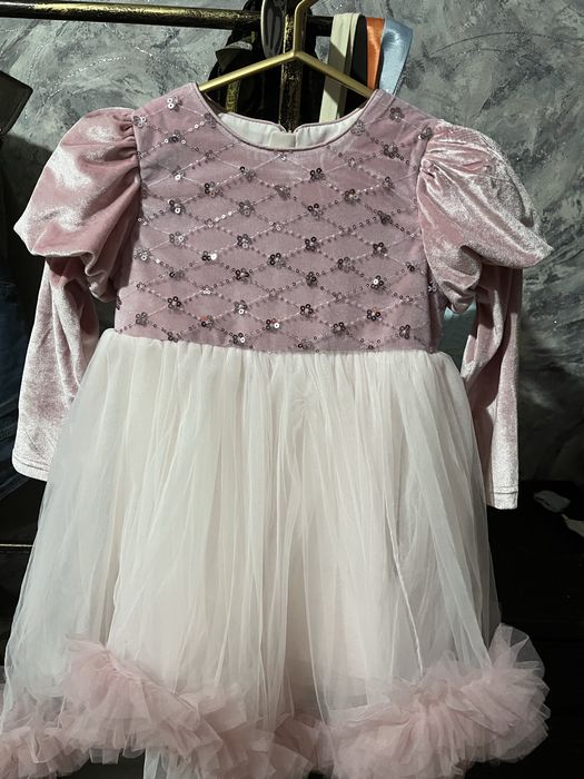 Продается платье пышное девочке
