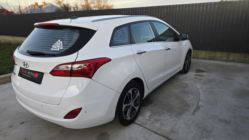 Hyundai i30 blue 1.6 CRDi YES! Gold