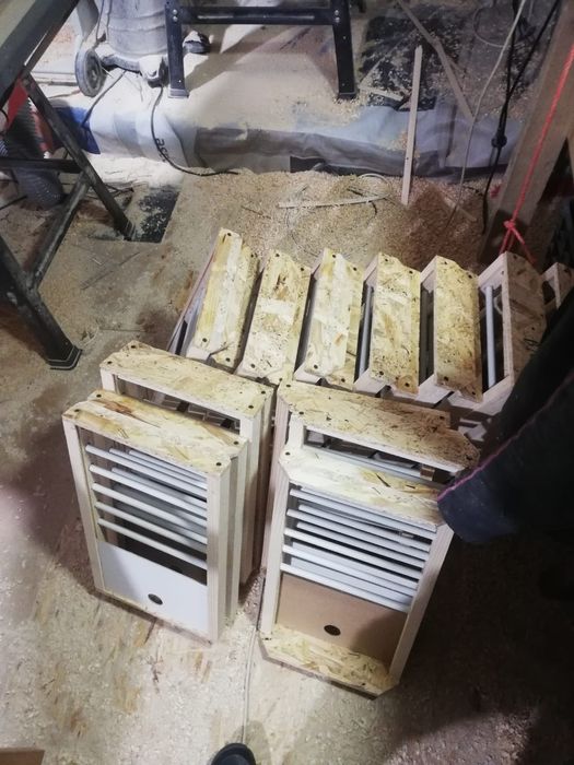 Rafturi , fete, Hrănitoare