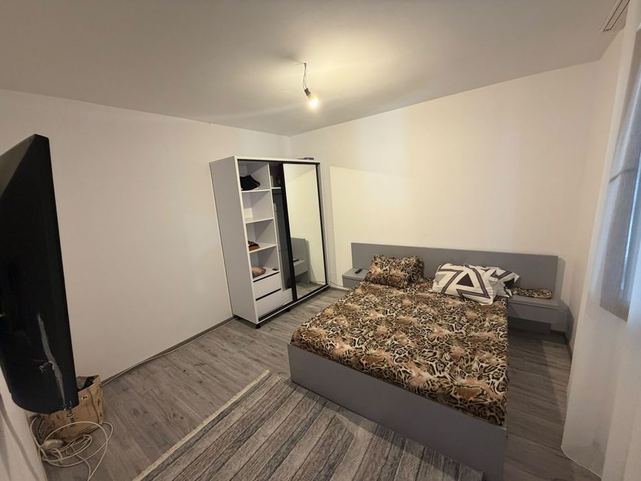Inchiriez Casa la curte , 350mp , toate utilitatile , totul nou.