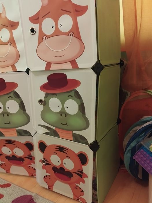 Лампа,шкаф за играчки и пътечка.