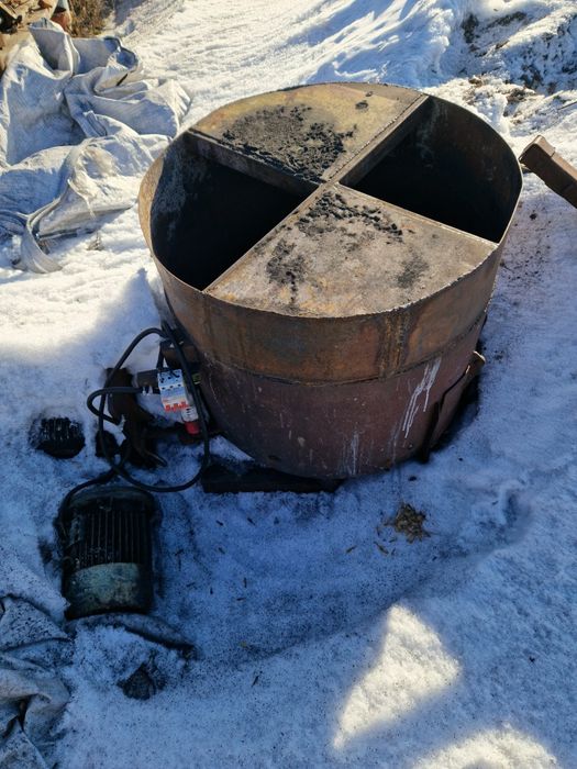 Бетоносмеситель вертикальный.