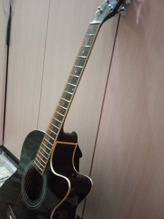 Продам гитару (новые струны + чехол)