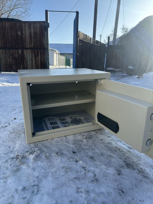 Кресло, кулер, сейф, холодильник