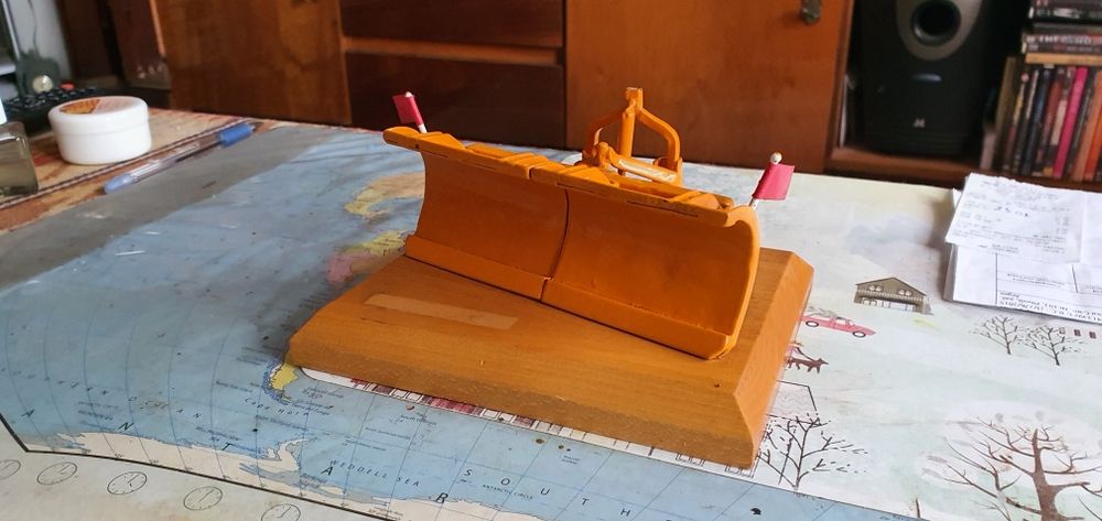 Obiecte decorative machete de colecție.  Excavator, tractor și o lamă