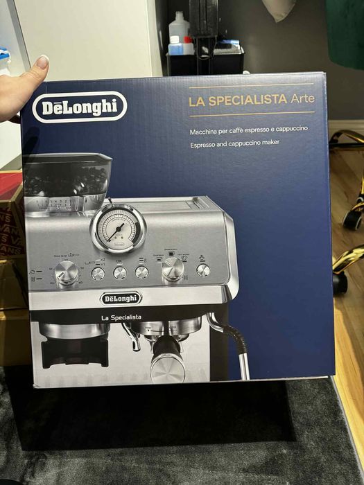DeLonghi кафе машина чисто нова