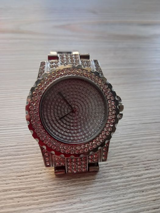 Красив часовник с камъни