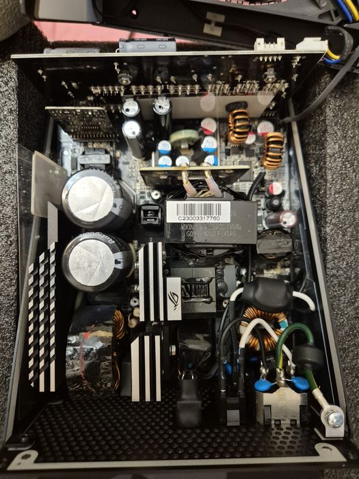 Sursa modulara ASUS ROG Strix 1200W Gold Aura Edition pentru piese sau reparat